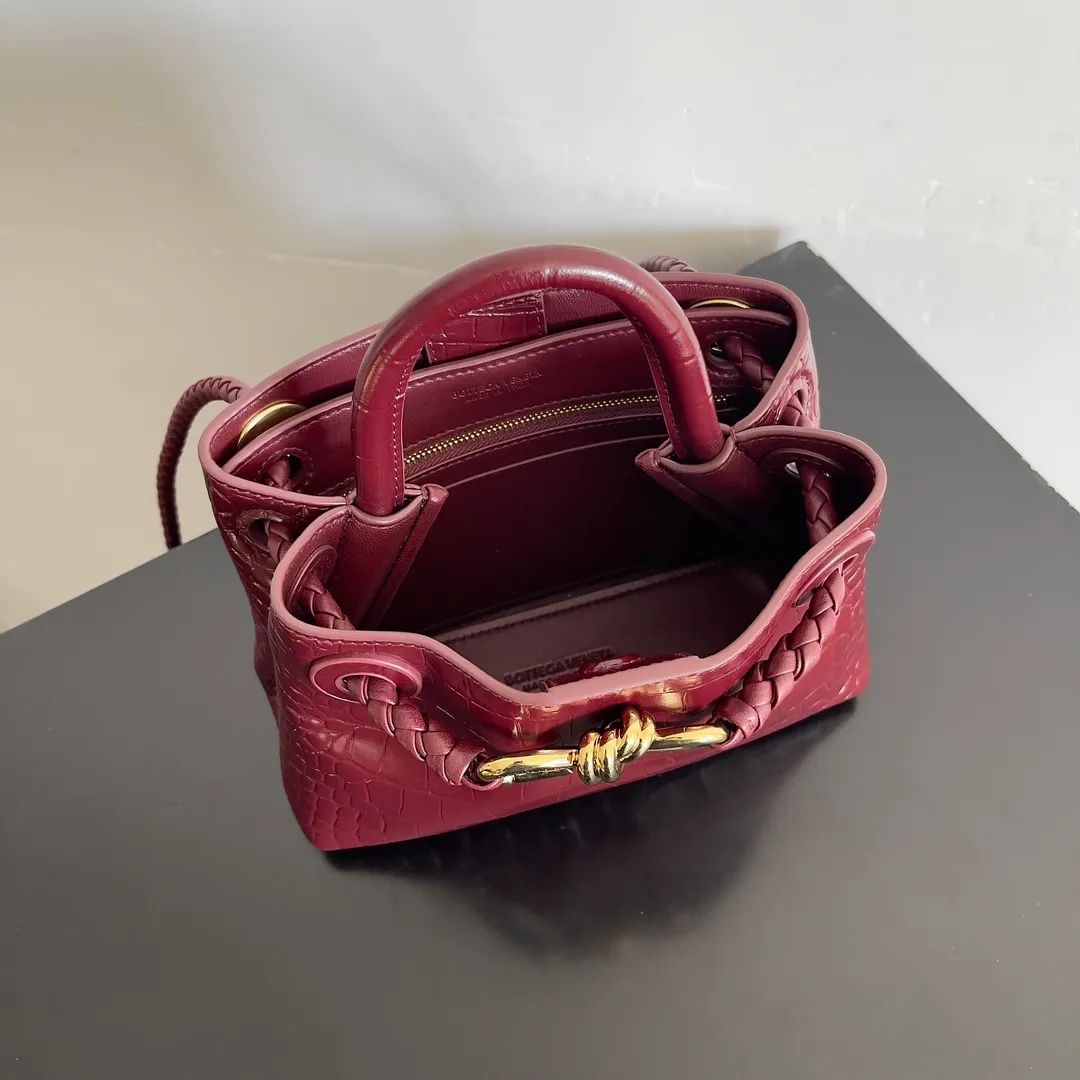 Batch 2880 BOTTEGA VENETA new women's crocodile leather ANDIAMO is shipped! ! ! As a classic model of the BV family, each innovation brings different surprises to fans. There are three ways to carry it with different makeup. Crocodile skin is called the gold in leather and is famous for its top luxury and rarity. During use, the luster of the crocodile skin will not fade or fade with time. No matter how long it is used, it will still remain new. And because each crocodile skin is different, the effect of each crocodile leather bag is different. Style number: 777614 Size: 22*9*15.5cm